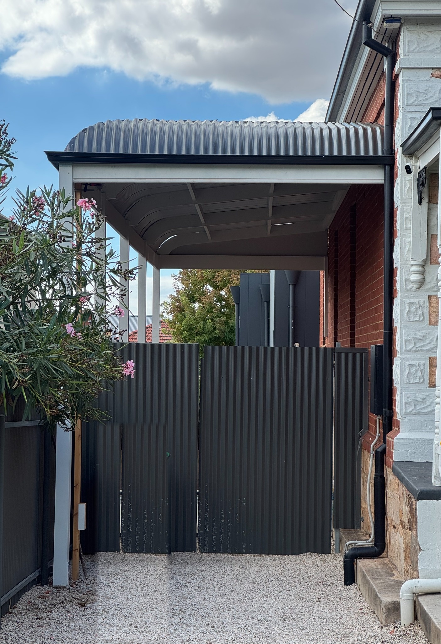 Curved roof heritage carport by Builders Bloc